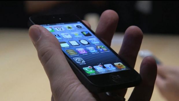 VIDEO Cat de bun este noul telefon Apple? Hands-on iPhone 5