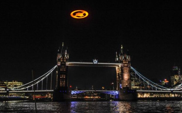 Imagini incredibile surprinse deasupra Londrei. Mii de oameni au jurat ca au vazut un OZN. FOTO AICI