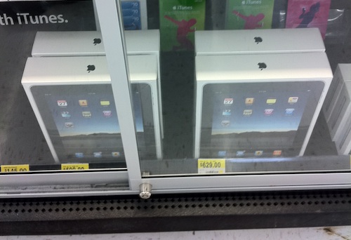 Imagini scandaloase. Tu ai idee ce se intampla cu iPad-ul tau inainte sa ti-l cumperi? Iata ce-i fac angajatii acestui magazin