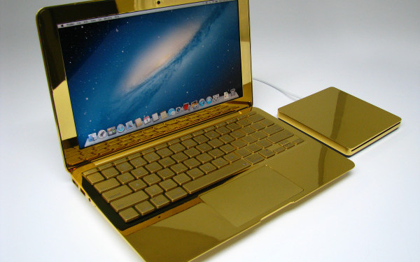 Lux sau fitza? Acest laptop costa 20.000 de dolari