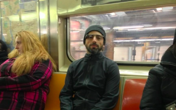 Ochelarii Google, fotografiati la metrou. Cine ii avea pe ochi
