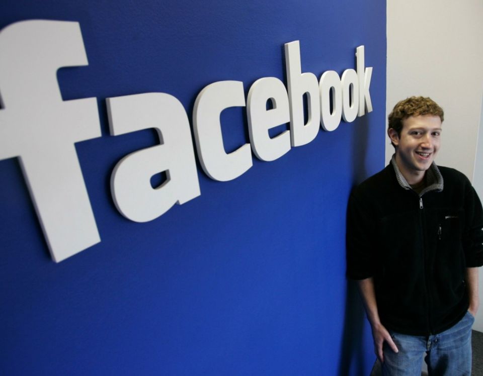 Mark Zuckerberg, surprins intr-un club. Fotografia a devenit viral pe Facebook