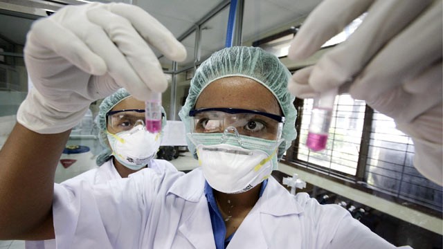 Experimentele pentru crearea unui virus mutant, reluate. Ar putea ucide o mare parte din populatie