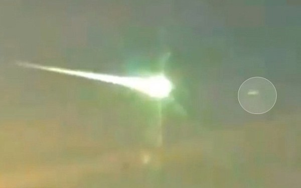 VIDEO. Dovada ca meteoritul din Rusia a fost distrus de  ceva . Multi cred ca era un OZN