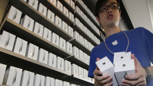 Analist Barclays: iPhone 5S si un model mult mai ieftin ar putea fi lansate la sfarsitul acestei veri