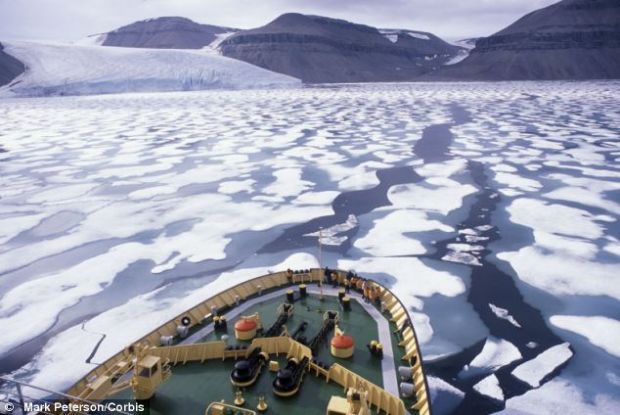 Polul Nord ar putea fi traversat de nave din 2050 din cauza topirii calotei glaciare