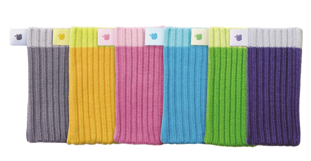 iPod Socks au fost lansate in 2004 si retrase in 2012. Pana si marii fani Apple faceau glume pe seama acestui accesoriu.