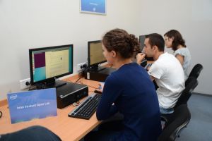 Tinerii studenti romani pot primi una din cele 10 burse Intel