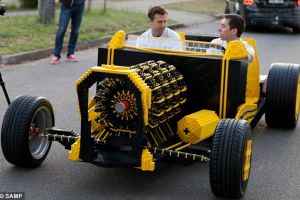 Un roman si un australian au facut o masina din piese LEGO. Functioneaza cu aer