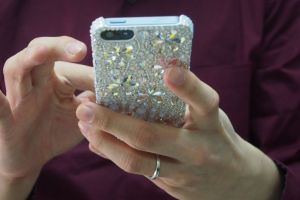IFA Berlin 2014. Folia care iti protejeaza telefonul de bormasina si carcasa care isi schimba culoarea la soare