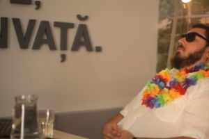 Bunica facea gogosele si a dat cu faina peste tot laptop-ul . Momentul genial care ii baga in vacanta pe baietii de la IT