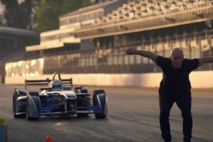 Cascadoria pe care nimeni nu a mai incercat-o! Ce s-a intamplat cand a vrut sa faca un backflip peste o masina care venea cu 225km/h spre el