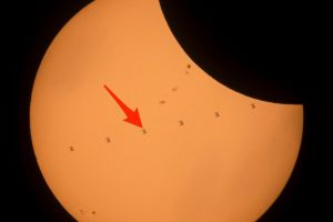 Imagini uluitoare surprinse de NASA in timpul eclipsei totale! Ce se vede in fata Soarelui