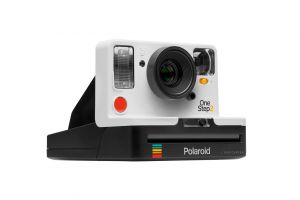 Dupa 10 ani, aparatul foto Polaroid revine pe piata! Cat costa camera analog care scoate poze instant
