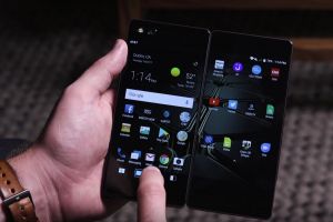 Cel mai ciudat smartphone al anului! Are clapeta si doua ecrane tactile