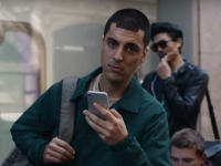 Lovitura sub centura pentru Apple! Cum ironizeaza Samsung lansarea iPhone X