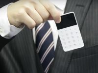 Cel mai mic smartphone cu Android! E cat un card de credit si costa mai putin de 100 de dolari