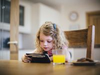 Ce-a facut o fetita de 6 ani, care a primit cadou de Craciun primul ei smartphone