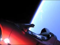 Un pas urias inainte! SpaceX a trimis pe orbita o masina Tesla Roadster, la bordul rachetei Falcon Heavy
