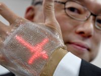 Un japonez a inventat ecranul ultrasubtire, care se aplica pe mana ca a doua piele