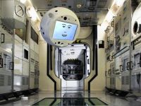 Un robot se va alatura echipajului de pe Statia Spatiala Internationala