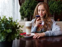 Aproape jumatate dintre romani folosesc aplicatiile de mesagerie ca sa flirteze