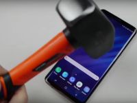 L-a lovit cu un pumnal, apoi cu un ciocan! Experiment nebun cu un Galaxy S9 +. Cum s-a comportat telefonul