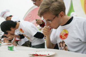 Ce-a patit un barbat dupa ce a participat la un concurs de mancat ardei iuti? A fost spitalizat de urgenta