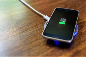 Cum iti adaptezi mobilul pentru incarcatorul wireless
