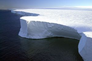 Lanturi montane si canioane uriase, descoperite sub calota de gheata din Antarctica