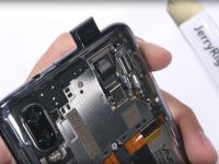 A desfăcut un smartphone cu cameră frontală glisantă. Cum arată în interior