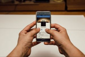 7 lucruri pe care trebuie să le ştergi urgent de pe pagina ta de Facebook. Ce riști dacă n-o faci