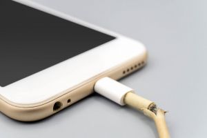 Încărcătoarele falsificate de telefoane mobile pot fi mortale, avertizează experții