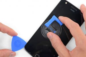 Motorola, primul producător de smartphone care te învață cum să-ți repari singur telefonul
