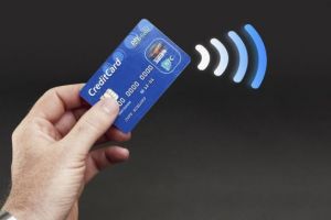 Cum să îți protejezi cardul contactless de fraudă. Trucuri simple și eficiente