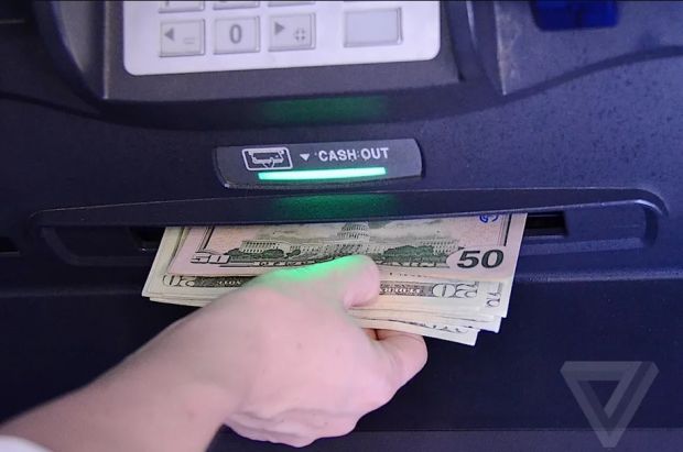 Eroarea incredibilÄ descoperitÄ de un programator care i-a permis sÄ scoatÄ un milion de dolari de la bancomat