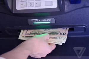 Eroarea incredibilă descoperită de un programator care i-a permis să scoată un milion de dolari de la bancomat