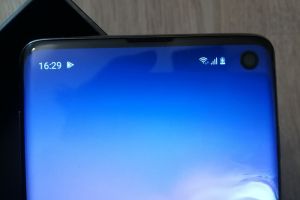 Review Samsung Galaxy S10: design nou, ideal pentru cei care detestă bdquo;bretonul