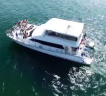Noua moda in materie de distractie pe litoral: petreceri pe iaht, in largul Marii Negre. Cat te costa o asemenea experienta