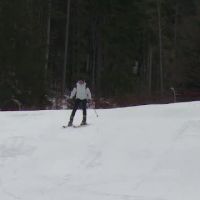 Mos Nicolae le aduce turistilor un weekend perfect pentru schi la Azuga. Partia Cazacu este in stare impecabila