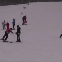 Ninsoare ca in povesti la munte. Turistii s-au bucurat de schi pe prima partie deschisa, in Azuga