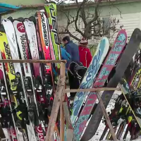 Afacerea cu echipamentele de schi second hand aduse din Germania si Austria. De ce sunt preferatele turistilor