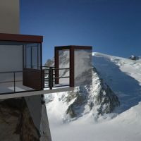Adrenalina suprema: O cusca de sticla, agatata la 4km, pe varful unui munte din Alpii francezi