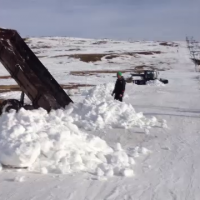 Proprietarii pensiunilor de la munte aduc zapada pe partie cu camionul. Cand vor avea parte de ninsoare