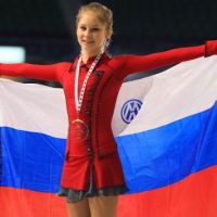 Fetita cu paltonul rosu de la Soci. L-a ridicat pe Putin in picioare si a ajuns iubita Jocurilor Olimpice