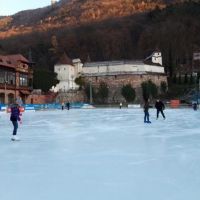 Singurul patinoar în aer liber din oraș, deschis la Brașov. Cât a costat investiția în nocturnă