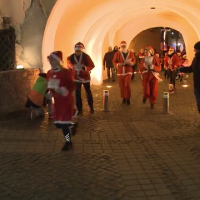 Sute de Moși Crăciuni s-au luat la întrecere pe străzile Sibiului, pentru a ajuta persoanele cu dizabilități
