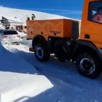 VIDEO. Un autoturism a rămas blocat în zăpadă la Rânca, după un viscol puternic. Stratul de zăpadă are aproape un metru