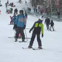 Cât plătesc turiștii care vor să schieze pe pârtiile din România. Zona în care stratul de zăpadă depăşeşte un metru
